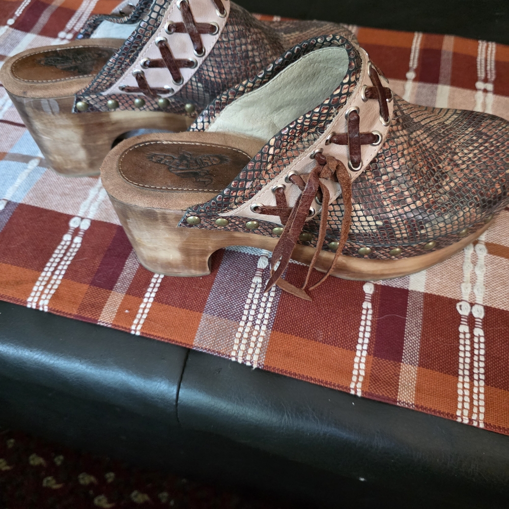 Snakeskin Pattern Shoes - Picture 2 of 6